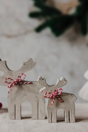 BETOrenifery- figurki reniferów z betonu dekoracyjnego z ozdobnym sznurkiem