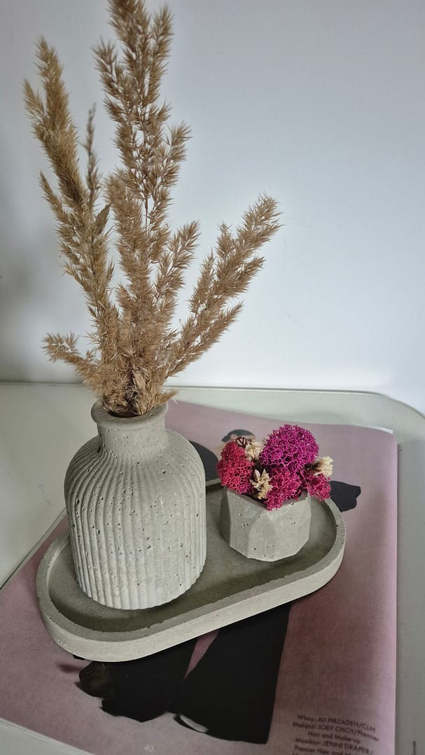 Prezentowy zestaw: Podstawka z wazonem i małą doniczką z chrobotkiem